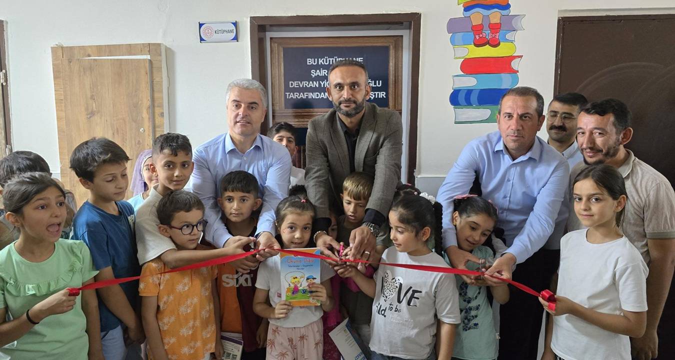 Diyarbakırlı şair Çınar’da kütüphane oluşturdu