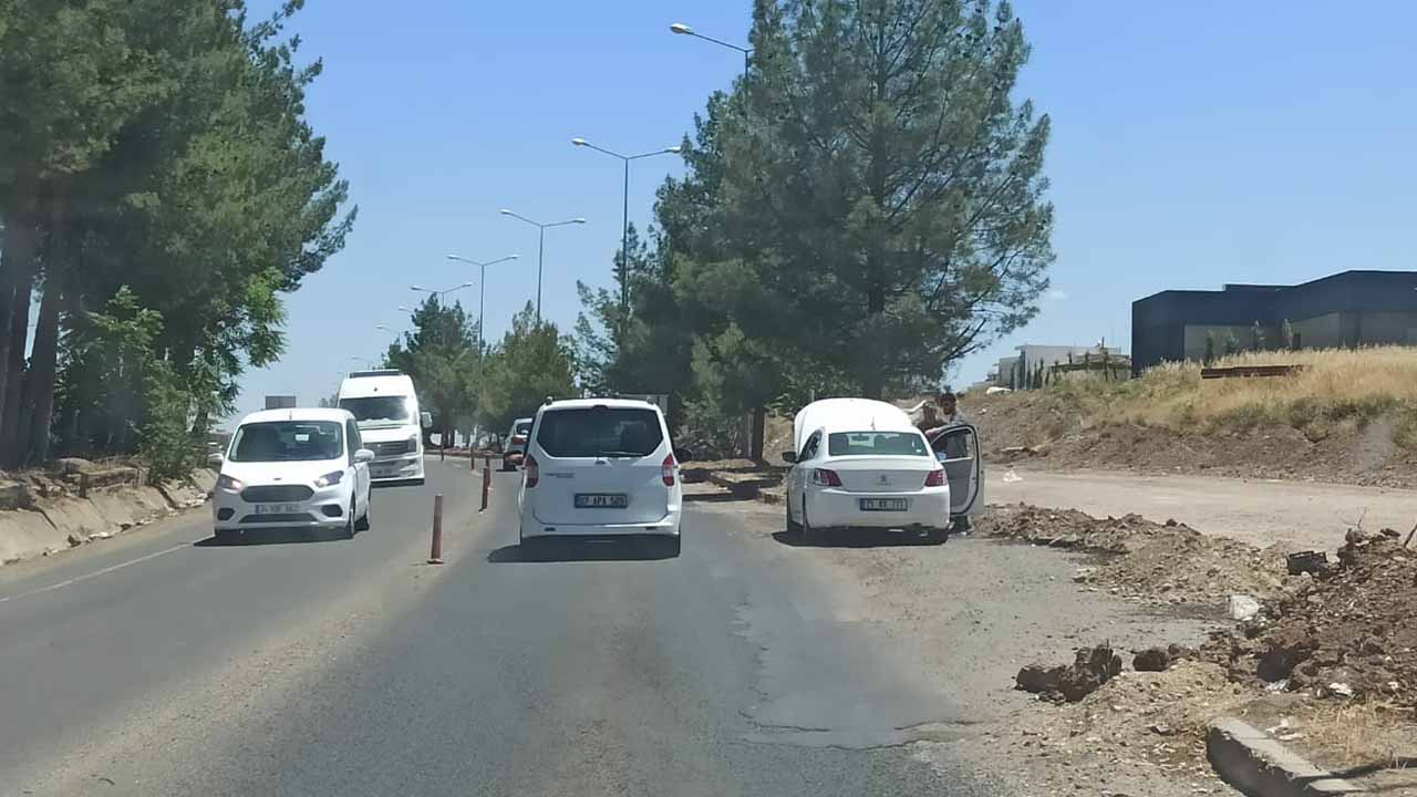 Karayolları Diyarbakır’da çalışma başlattı: Araçlar peş peşe bozuldu