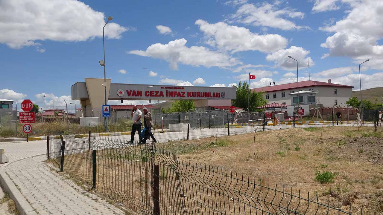 Van'daki cezaevlerinden mahkumların tahliyeleri başladı