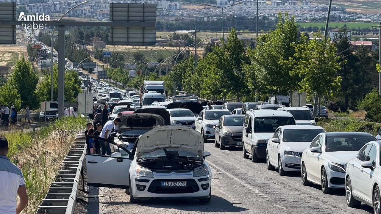 Diyarbakır’da yokuşu çıkamayan araçlar saatlerce bekledi