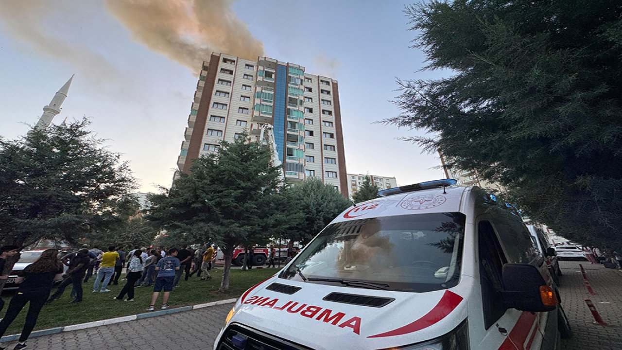 Diyarbakır’da milyonluk site yandı: 3 ölü