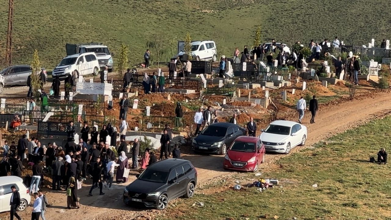Hakkari’de bayram namazı sonrası mezarlıklar doldu taştı