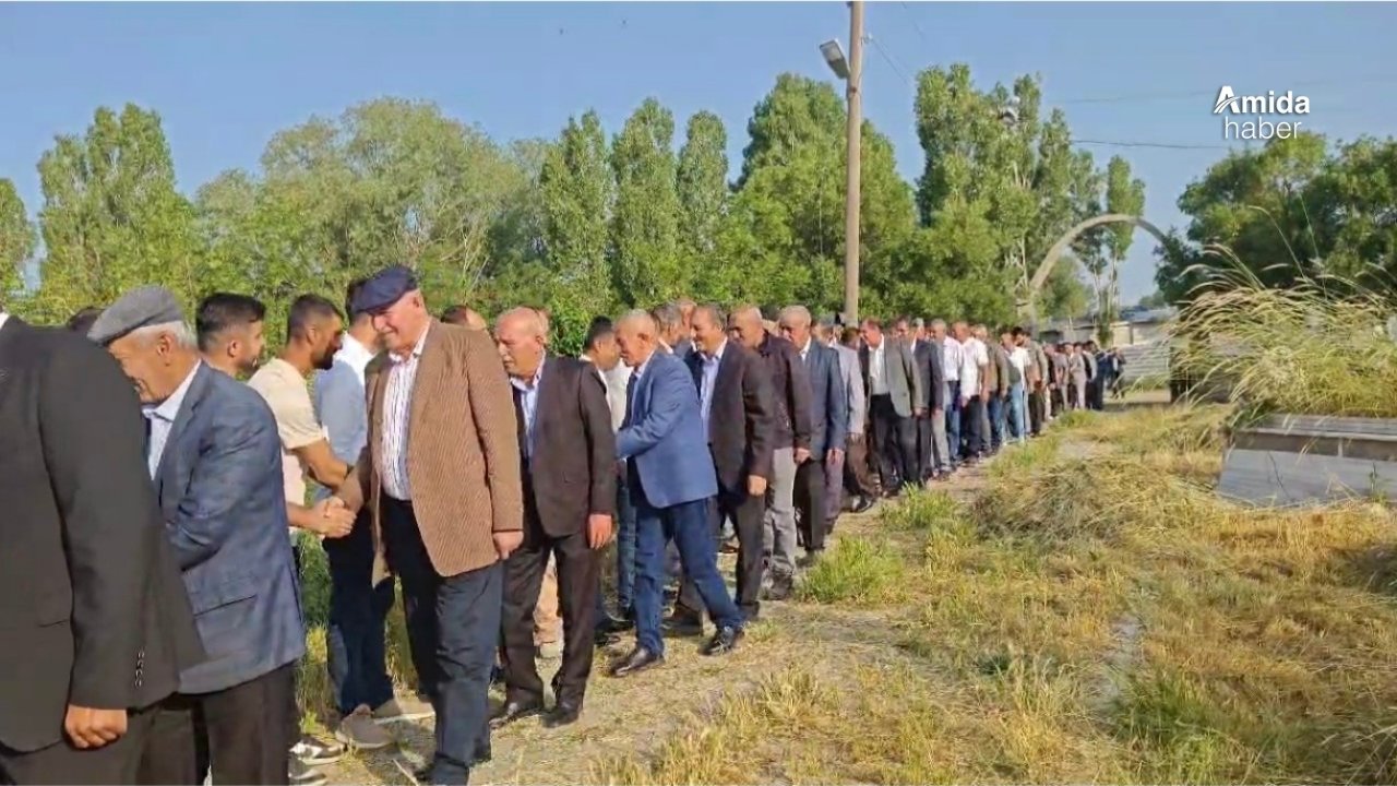 Muş'ta bayramlaşma töreninde uzun kuyruklar oluştu