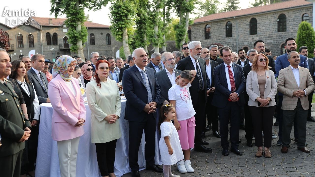 Diyarbakır’da protokol bayramlaştı, acılar paylaşıldı
