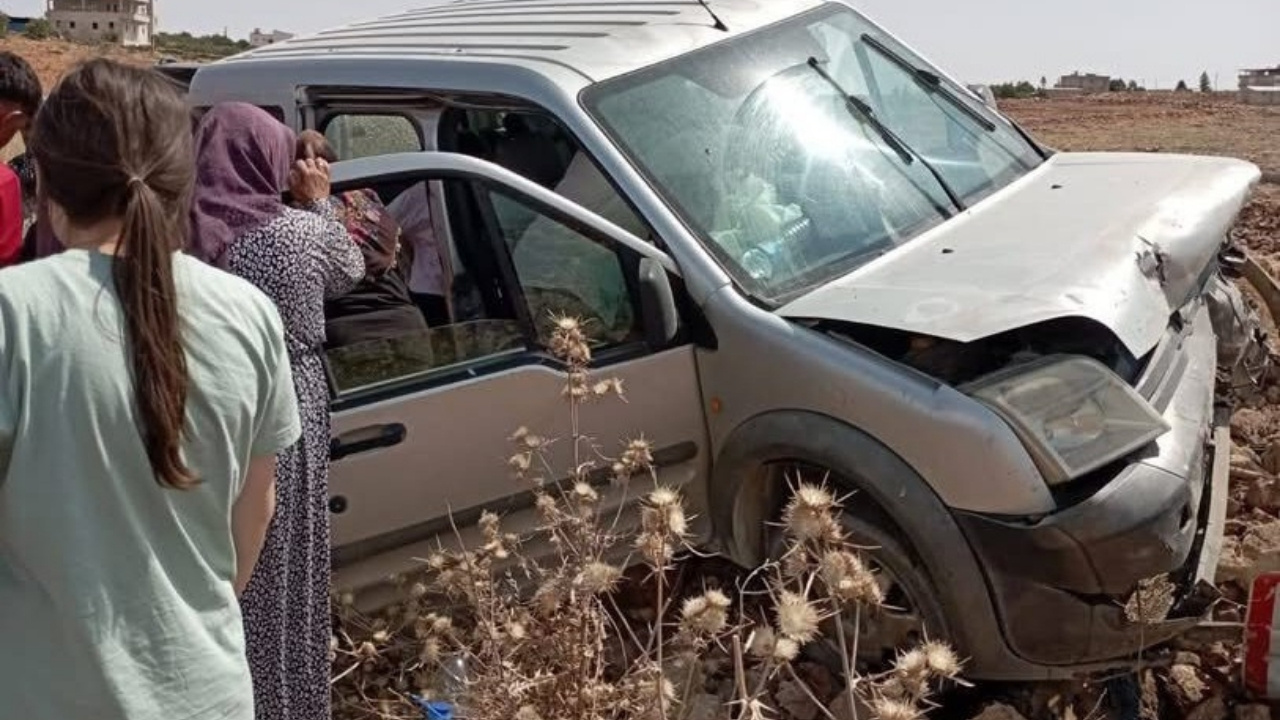 Şanlıurfa’da hafif ticari araç kontrolden çıktı: 2 yaralı