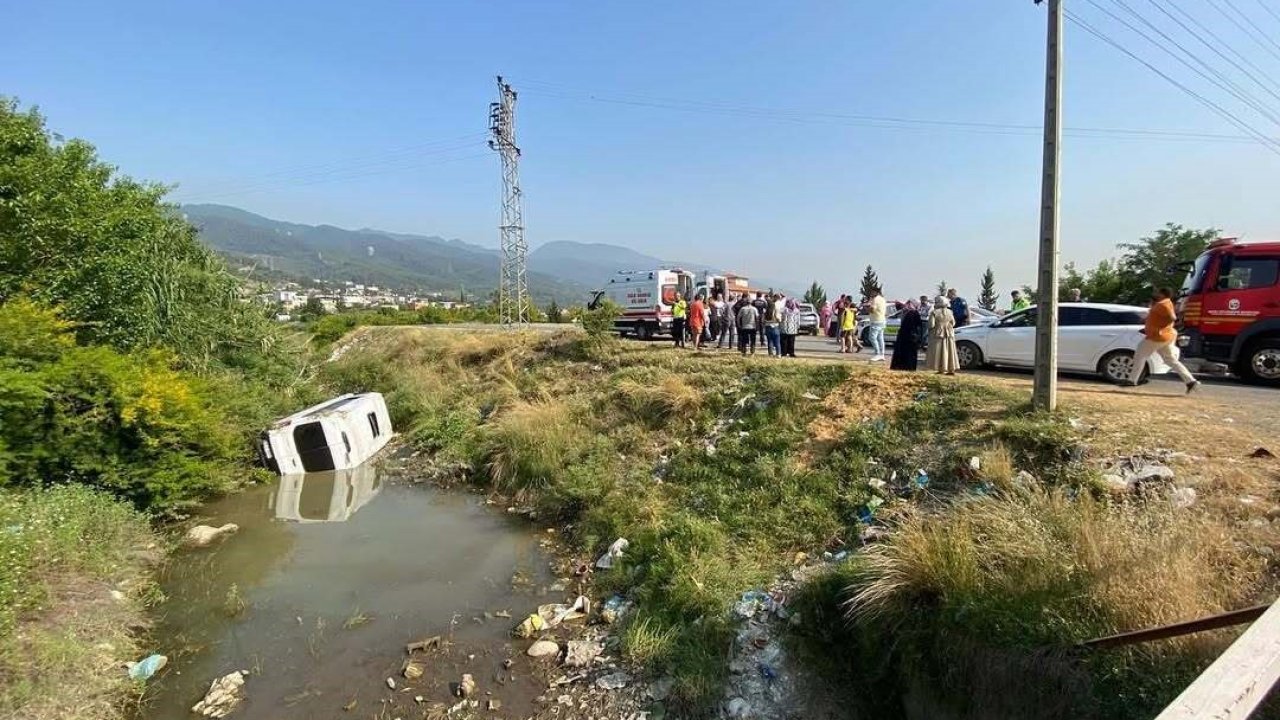 Hatay’da feci kaza: Midibüs kanala uçtu