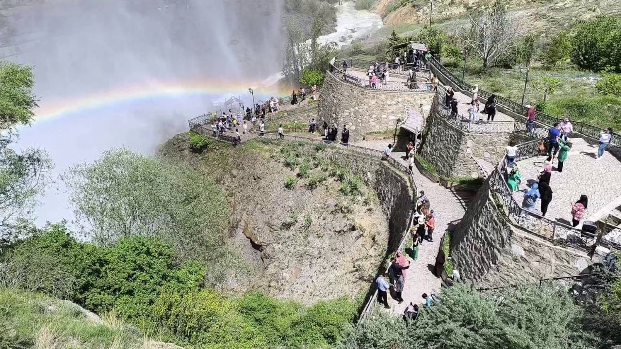 Tortum Şelalesi bayramda ziyaretçi akınına uğradı