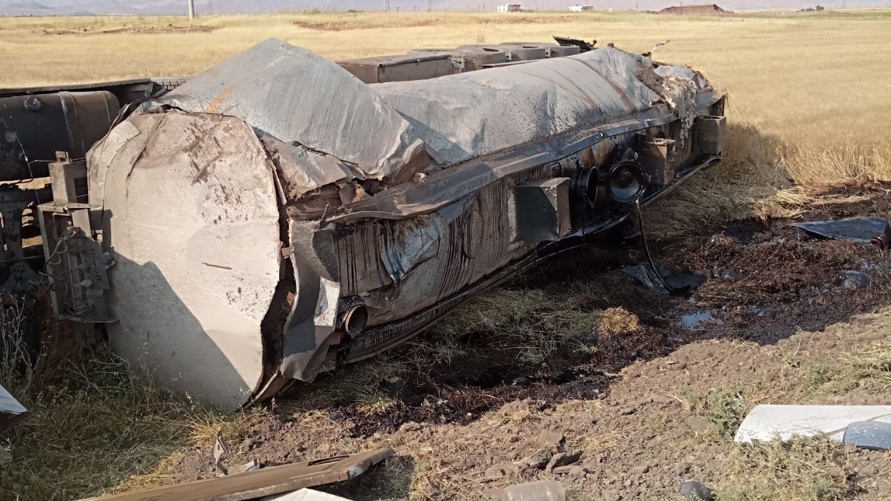 Mardin'de yakıt tankeri devrildi: 1 yaralı