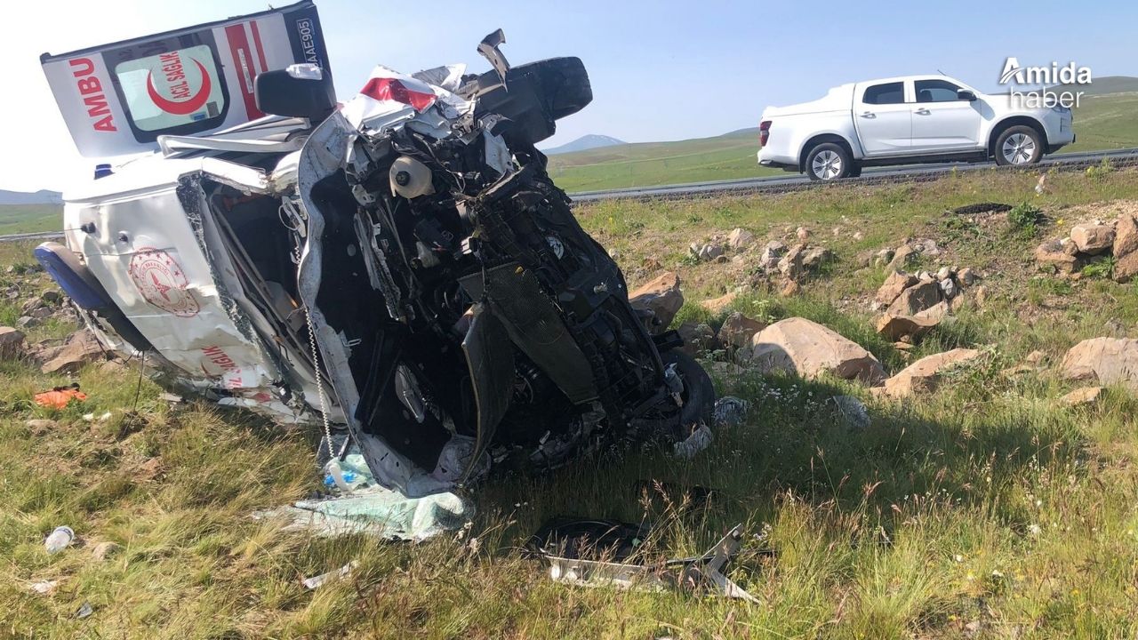 Kars’ta ambulans şarampole uçtu: 1’i doktor 4 yaralı