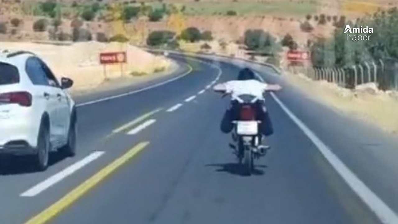Şanlıurfa'da motosikletin üzerinde uzanarak süren sürücüye ceza uygulandı