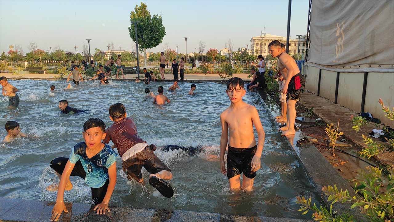 Şanlıurfa'da sıcaktan bunalan çocuklar süs havuzuna akın etti