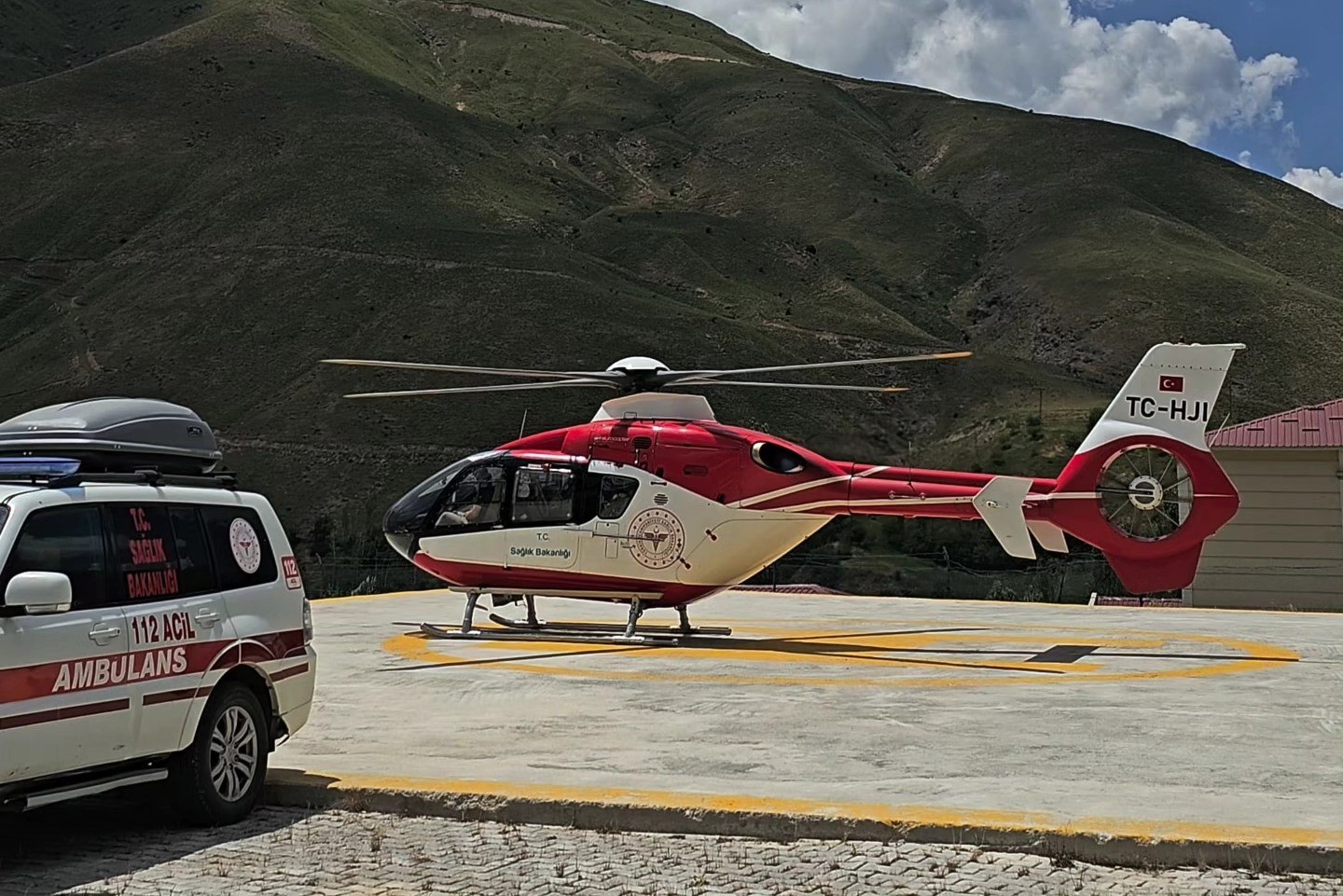Van'da 54 yaşındaki hasta için helikopter ambulans havalandı