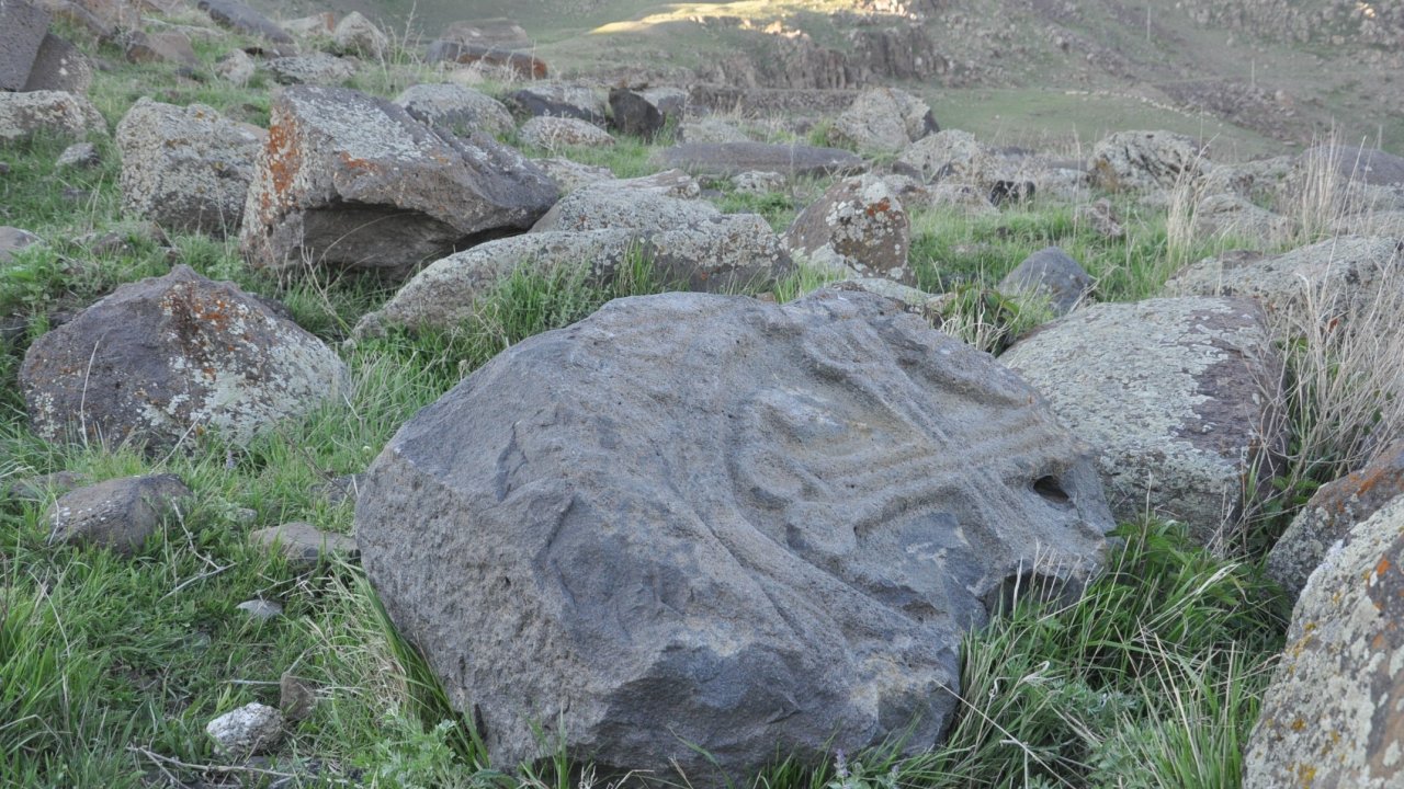 Kars’ta haçlı mezar taşları dikkat çekiyor
