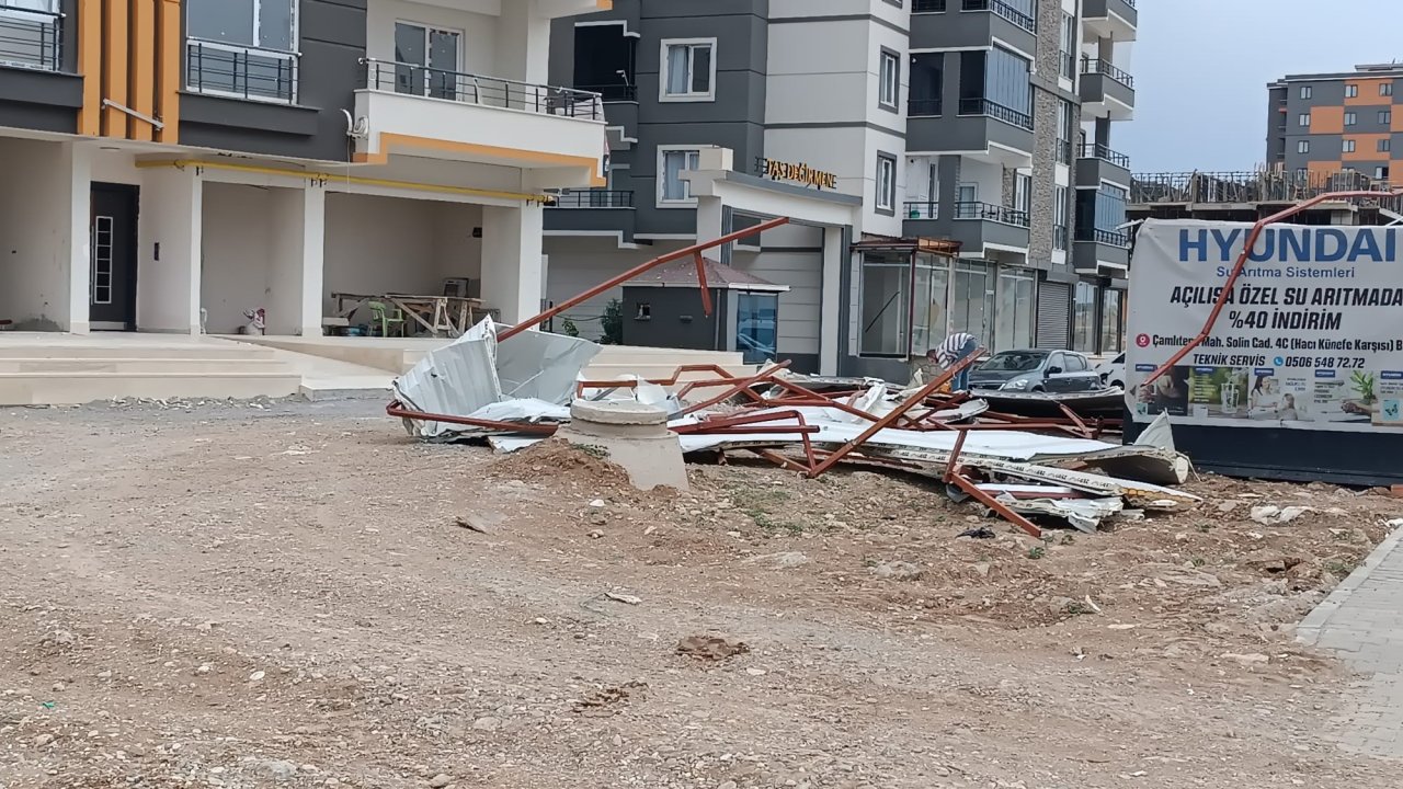 Batman'da şiddetli rüzgar çatı panellerini uçurdu