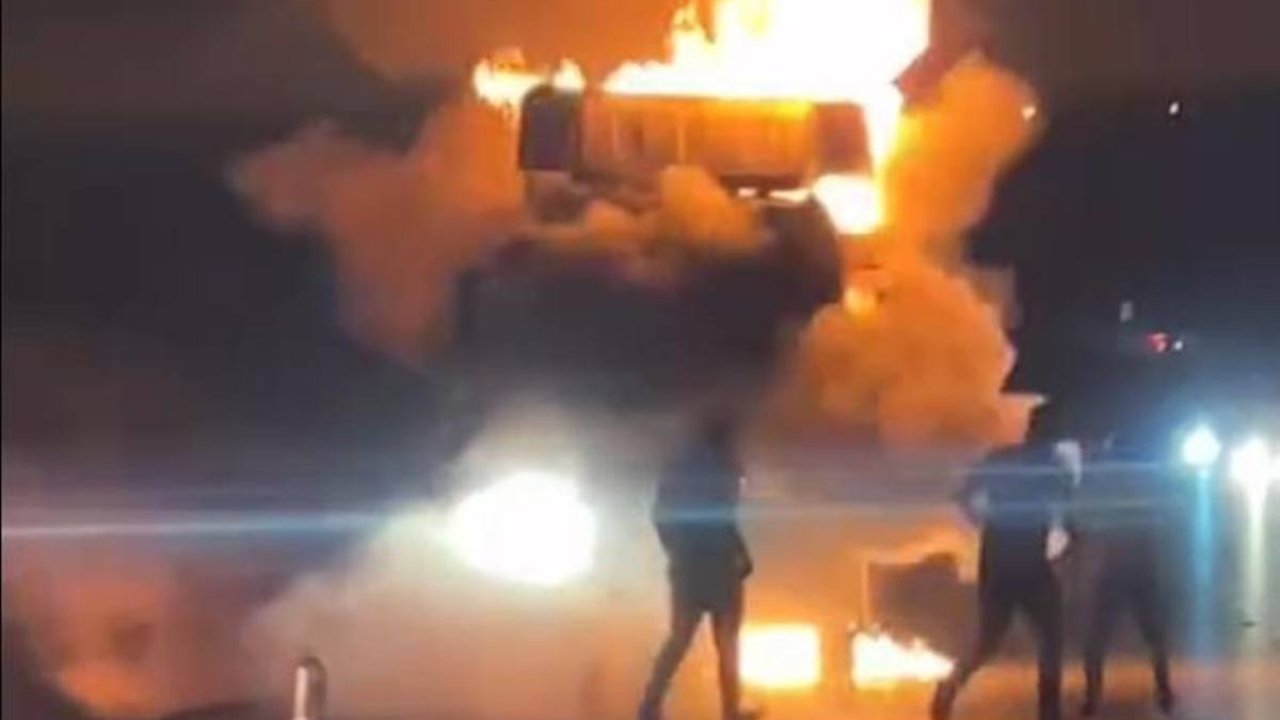 Mersin bir tır alevlere teslim oldu