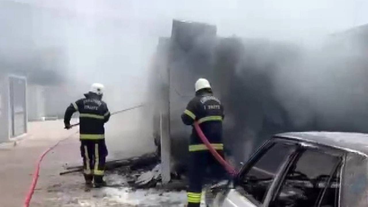 Kahramanmaraş’ta korkutan yandın: 5 konteyner ile 1 otomobil yandı