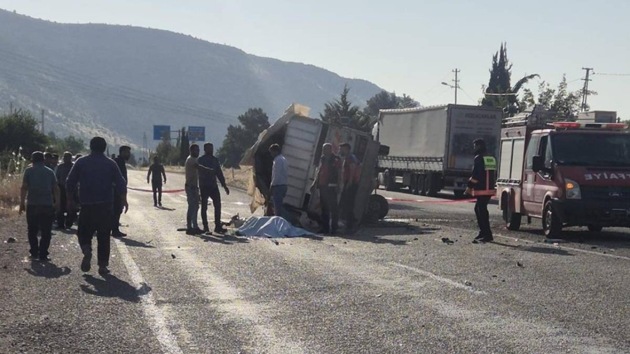 Otomobil ile kamyonet kazaya karıştı: 1 can kaybı 4 yaralı
