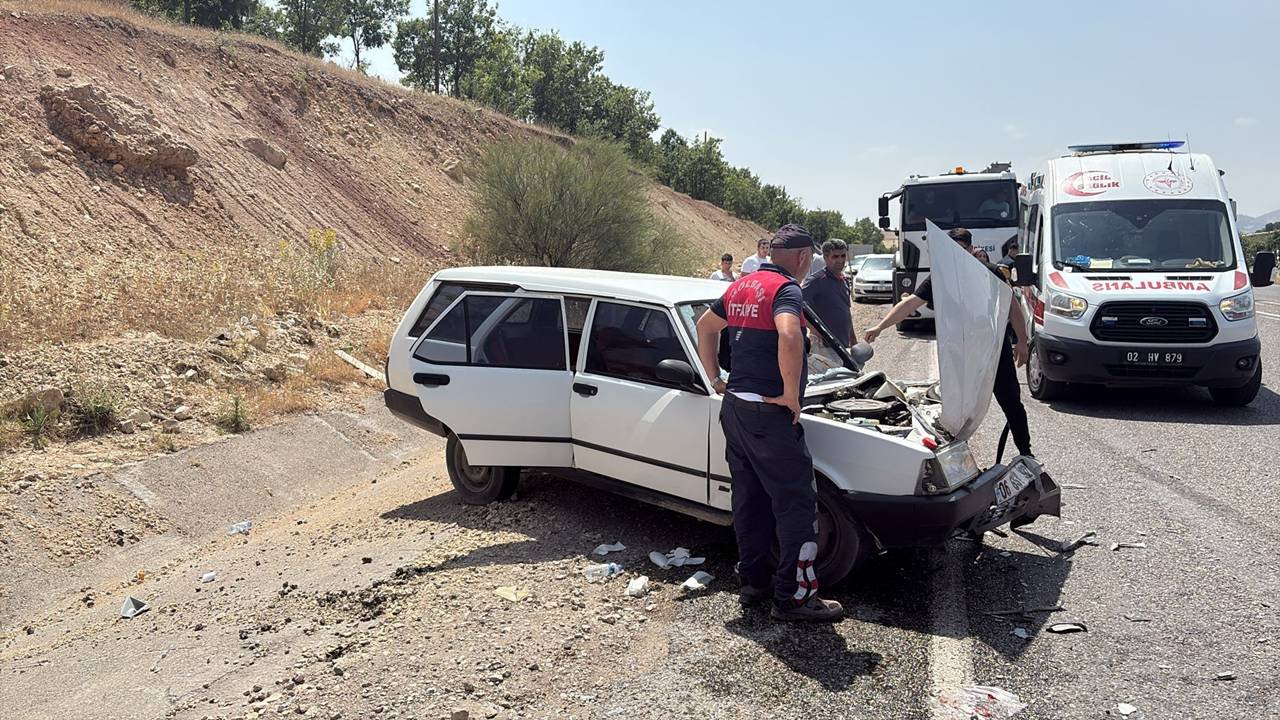 Adıyaman’da araçlar çarpıştı: Sürücüler yaralandı