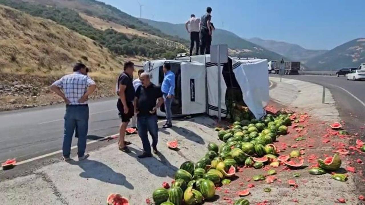 Gaziantep’te karpuz yüklü kamyonet devrildi