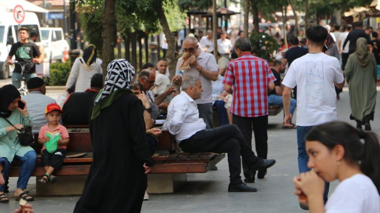 Diyarbakır 43 dereceyi gördü: Gölgelikler doldu taştı