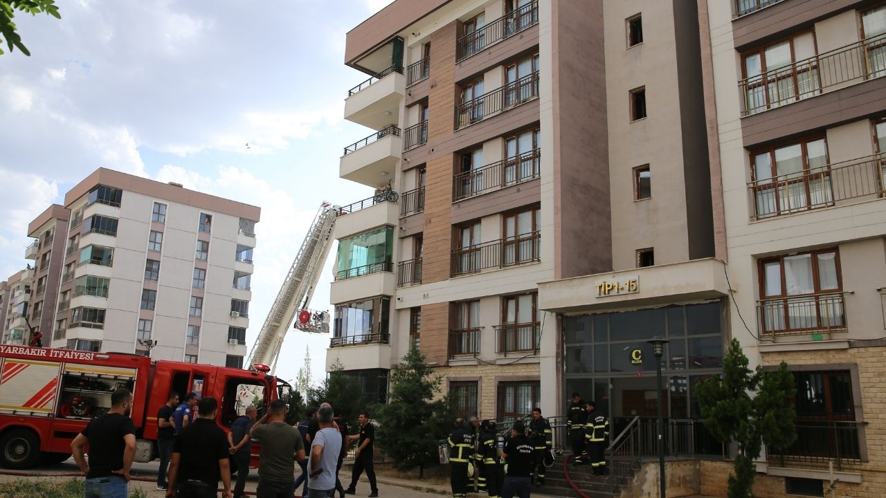 Diyarbakır'da yangın korkuttu: 6 katlı bina boşaltıldı