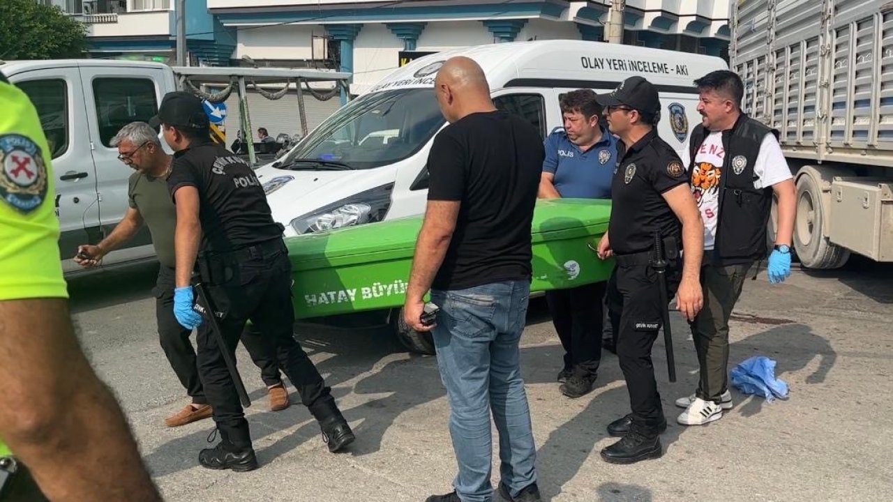 Yolun karşısına geçerken feci ölüm: Tır çarptı