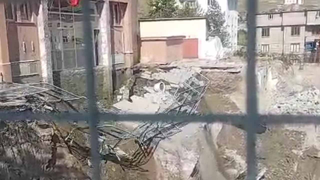 Hakkari'de adliye binasının girişi çöktü