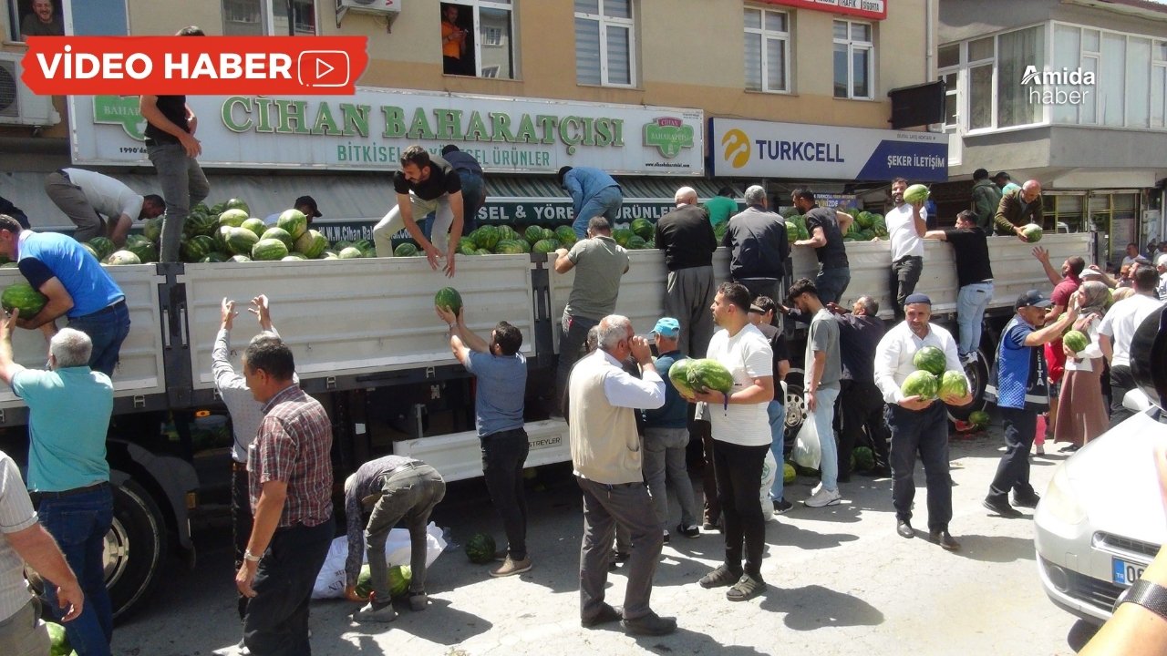 Bitlisli çiftçiden alkışlanacak hareket: 30 ton dağıttı