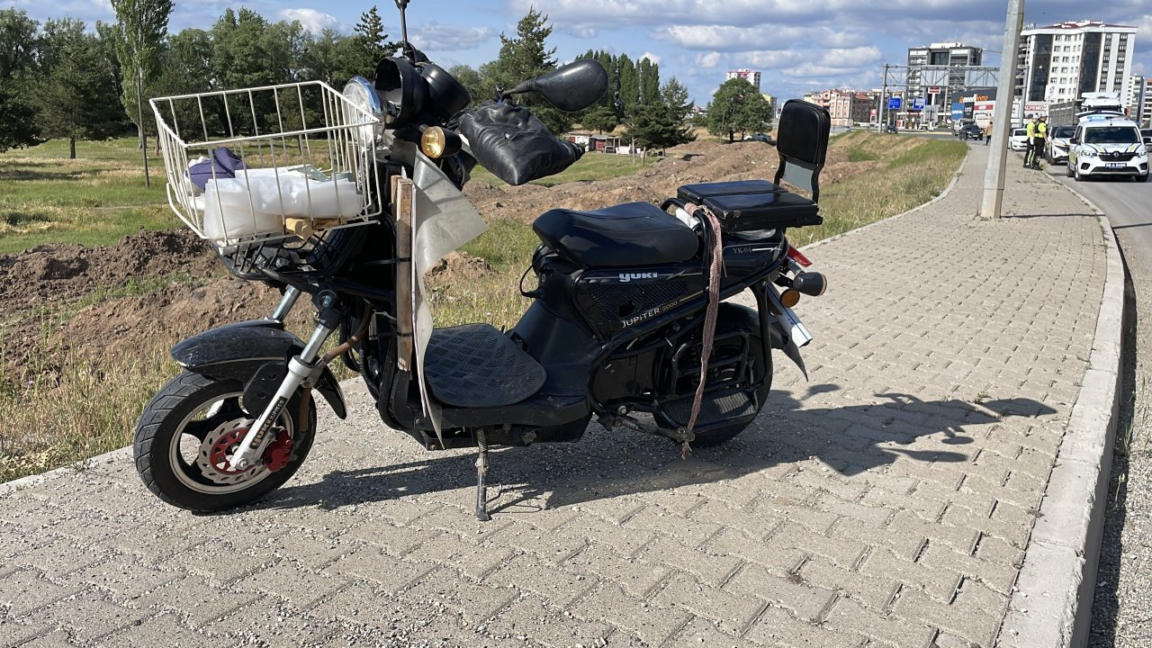 Ağır yaralandı: Sivas'ta elektrikli motosiklete tır çarptı