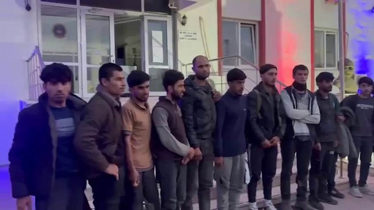 14 düzensiz göçmen, Bingöl'de araç içinde yakalandı