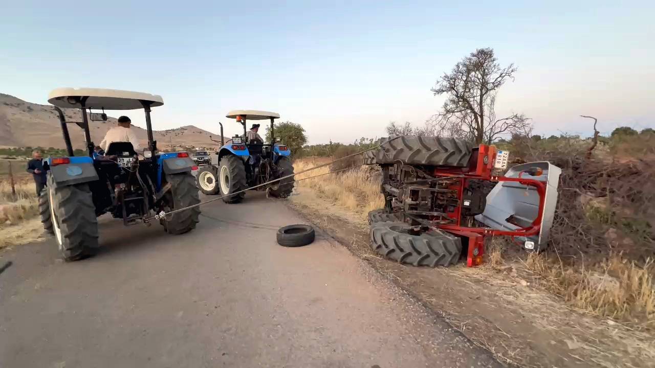 Batman'da devrilen traktör iki traktörle kurtarıldı