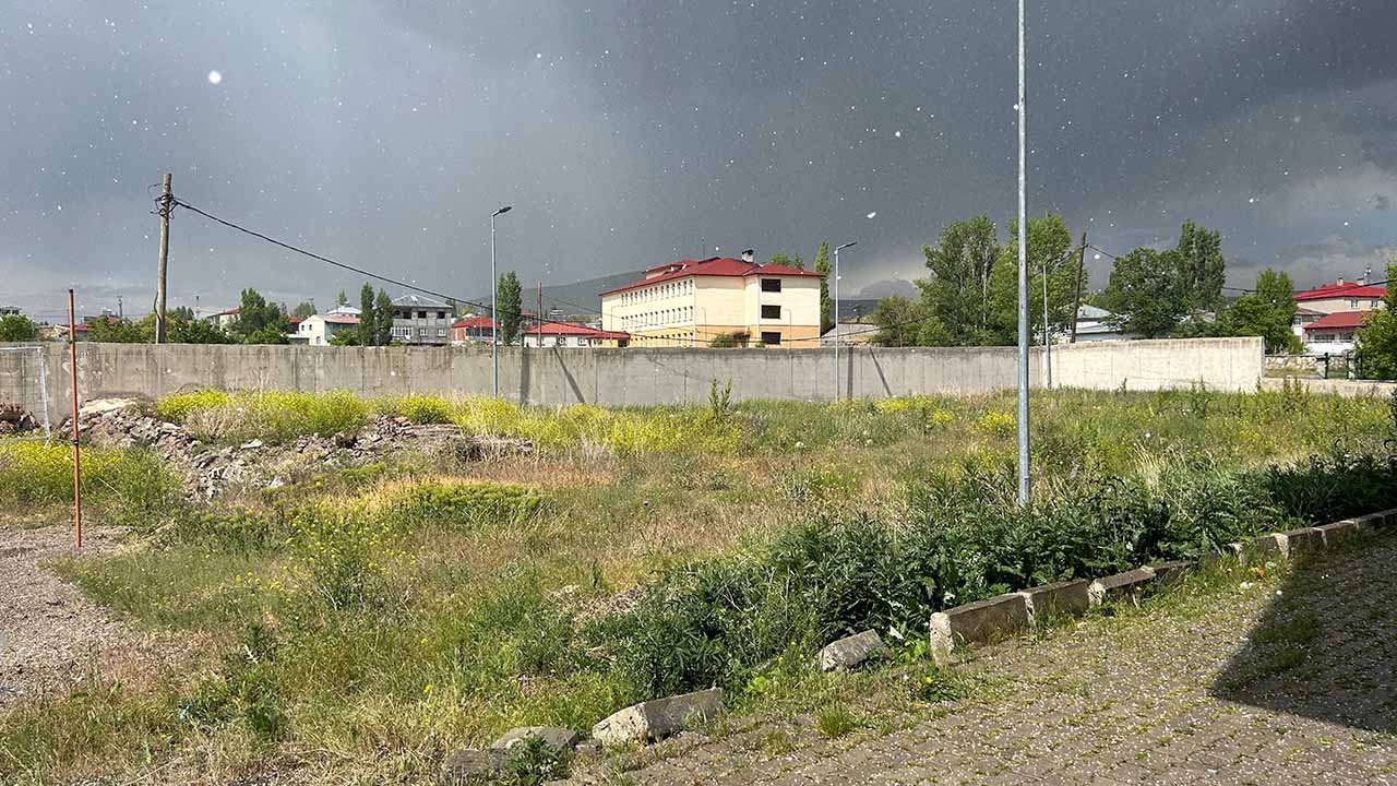 Ağrı’da dolu yağışı etkili oldu