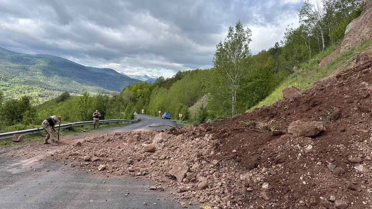 Ardahan’da toprak kayması meydana geldi