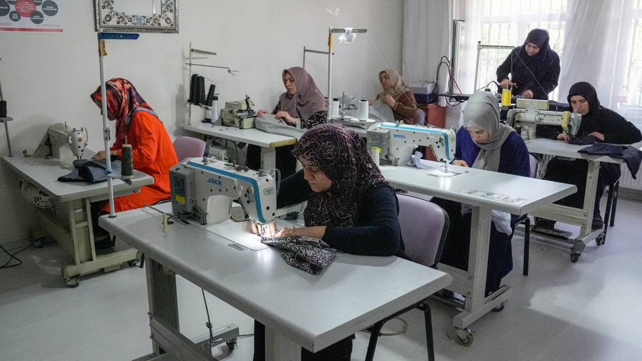 Diyarbakırlı kadınlardan tekstil atıklarından çocuklara kıyafet