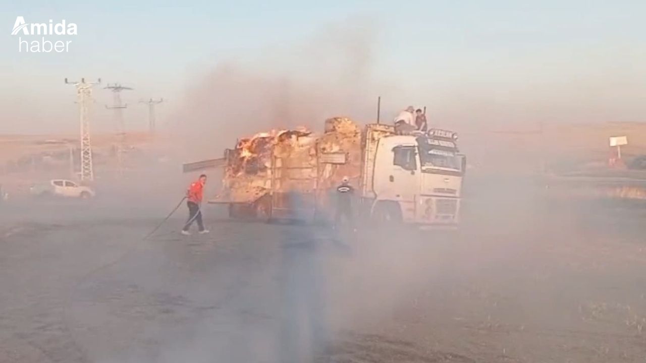 Diyarbakır'da tonlarca saman kül oldu: Kamyon zor kurtarıldı