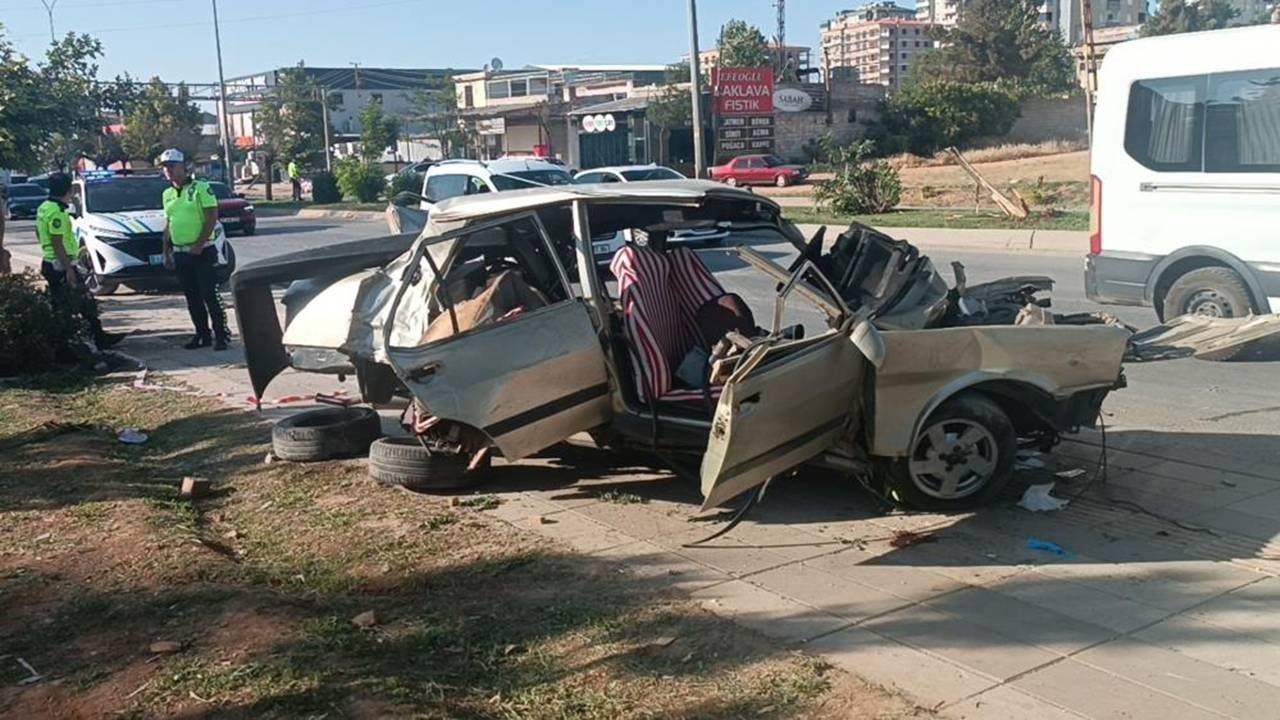 Karşı şeride uçan otomobil 2 işçi servisine çarptı