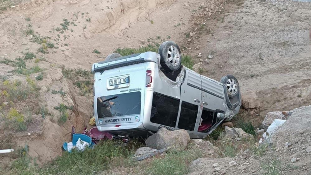 Van’da kamyonet dereye uçtu
