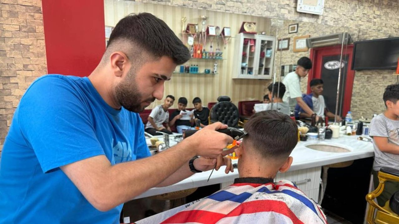 Diyarbakır’daki berberden başarılı öğrencilere jest
