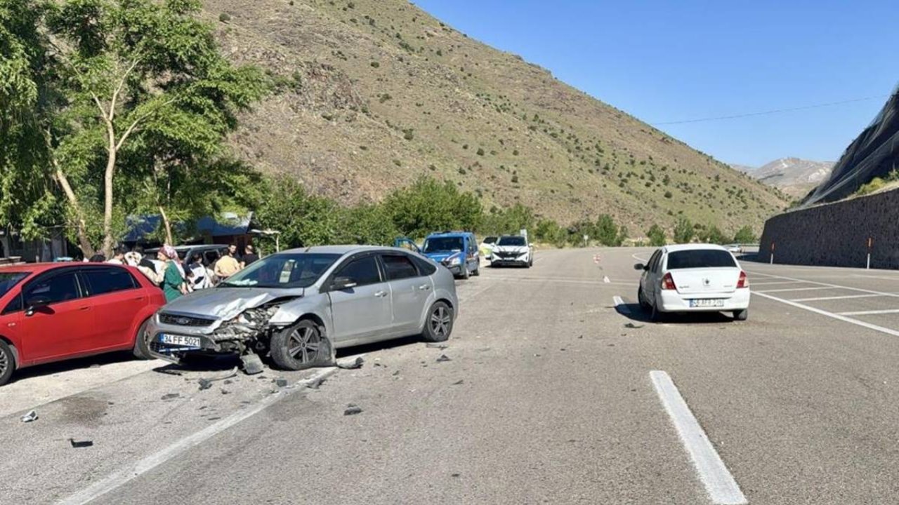 Malatya’da iki otomobil çarpıştı