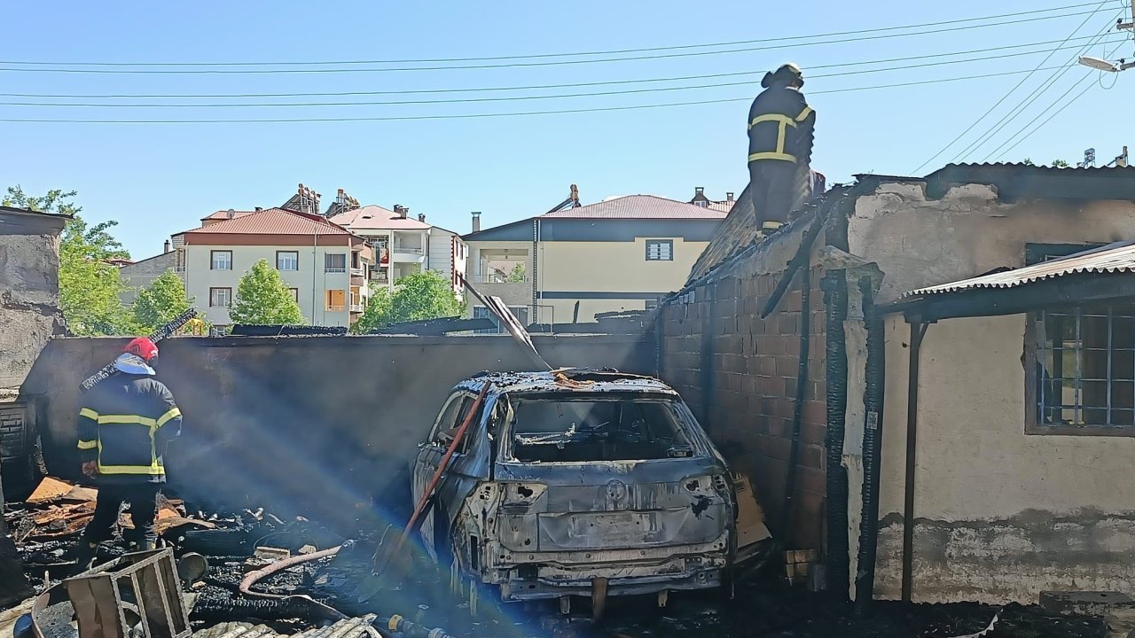 Elazığ'da korkutan yangın: Araba ve odunluk kül oldu