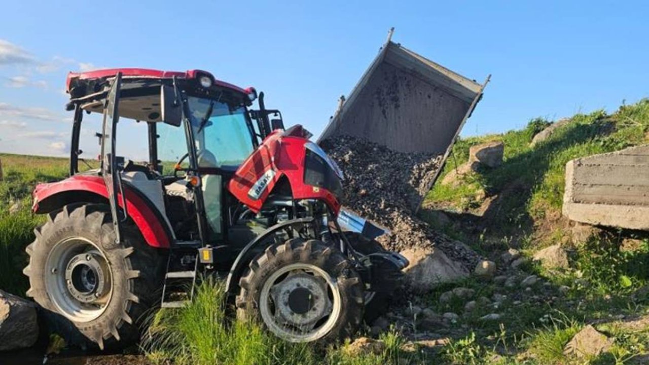Kars’ta traktör şarampole devrildi. 1’i çocuk 2 yaralı