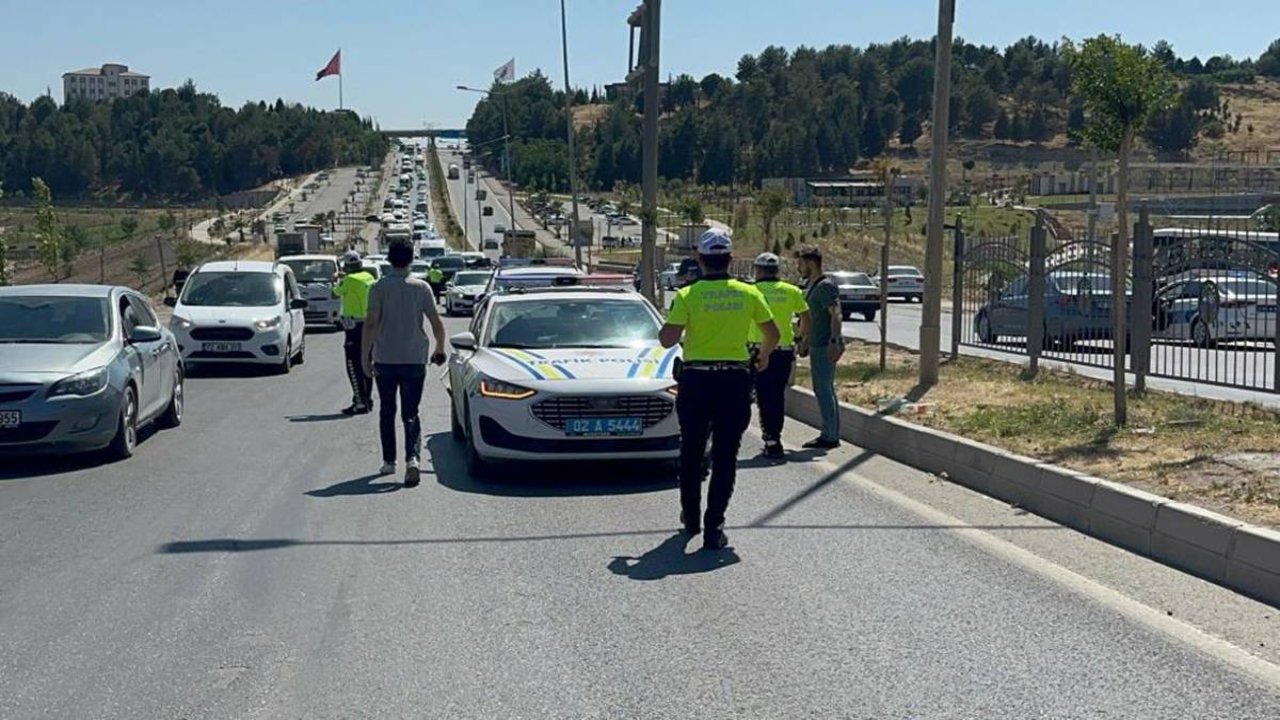 Adıyaman’da kamyonet polis aracına çarptı