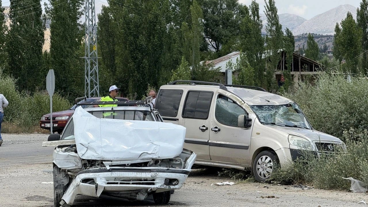 Otomobil ile ticari araç çarpıştı: 5 yararlı