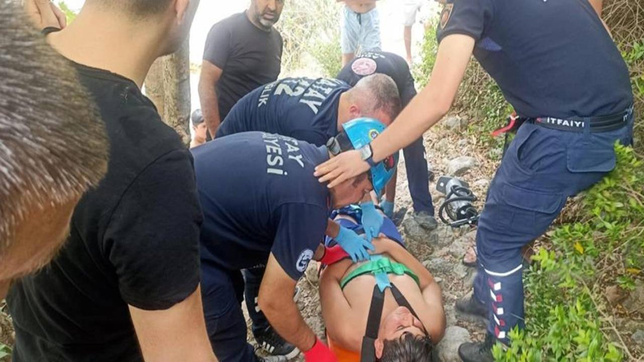 Hatay’da bir gencin ayağı kayalıklara sıkıştı