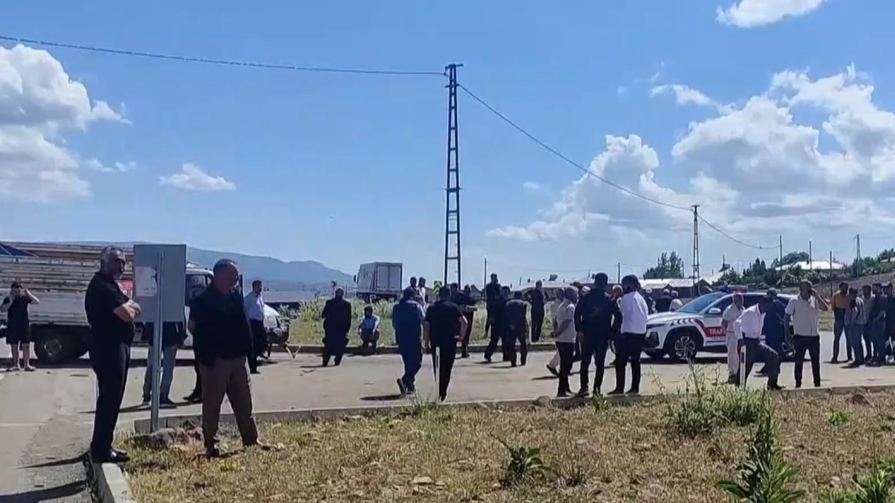 Bingöl’de otomobil ile kamyonet çarpıştı
