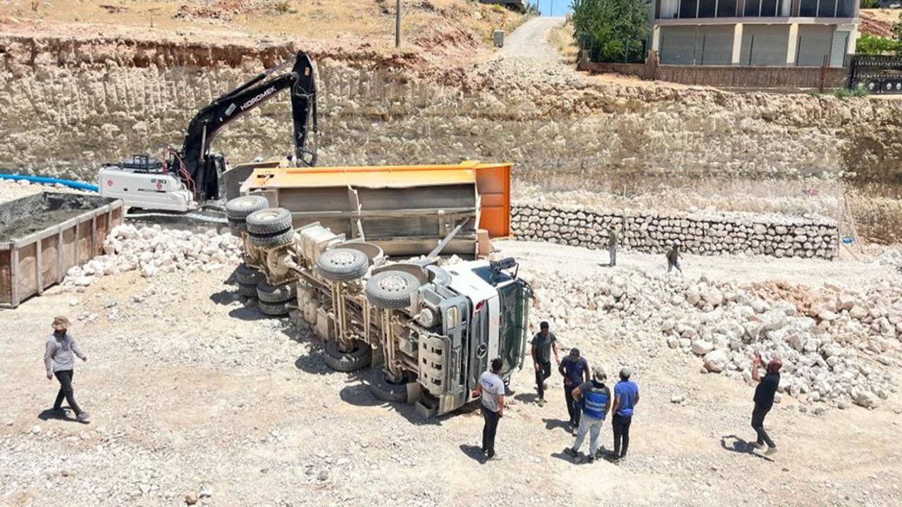 Adıyaman’da yük boşaltılan kamyon devrildi