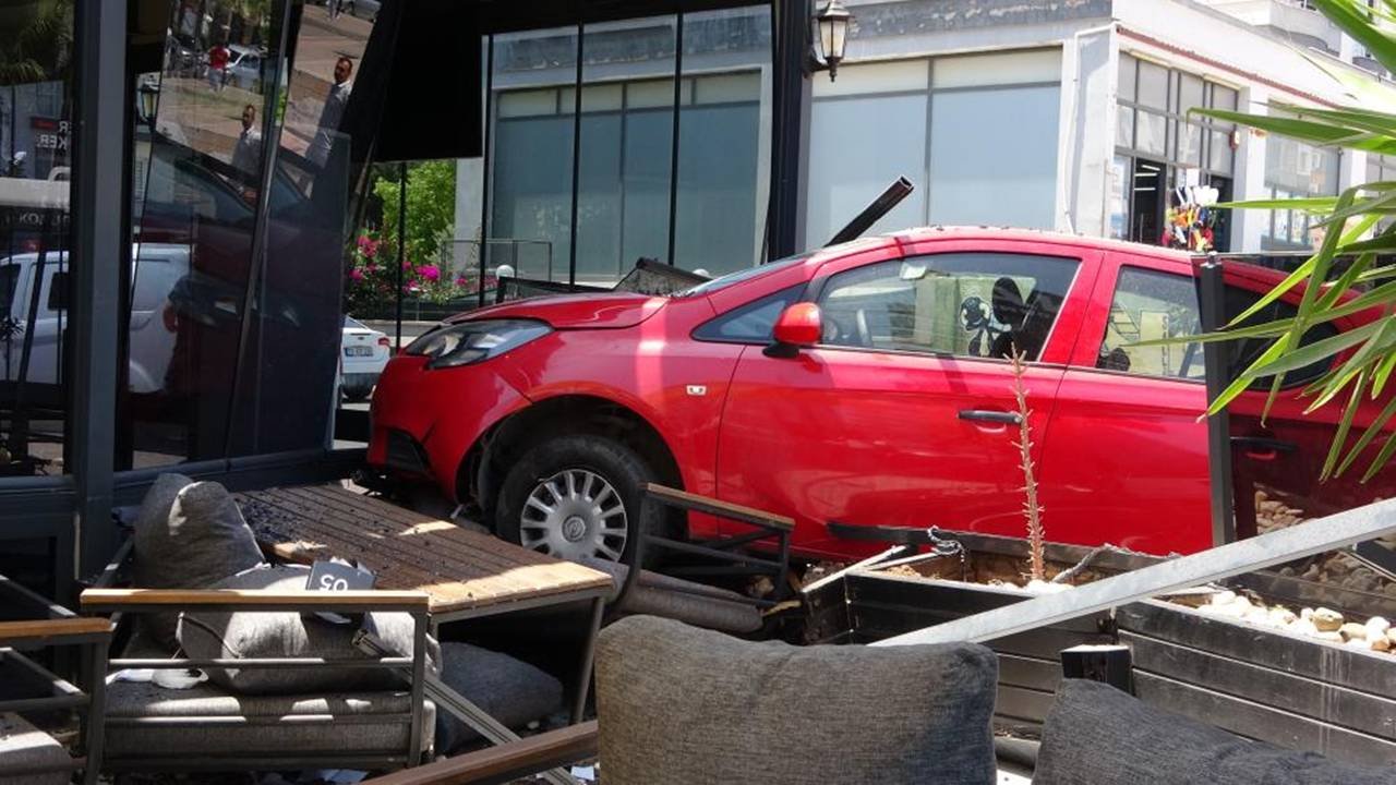 Mersin’de bir otomobil kafeye daldı