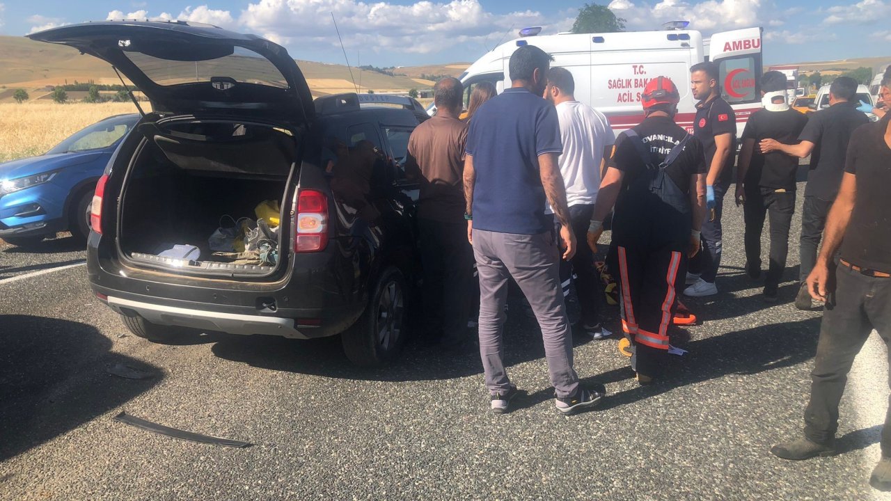Elazığ'da taksi ve otomobil çarpıştı: 2 yaralı