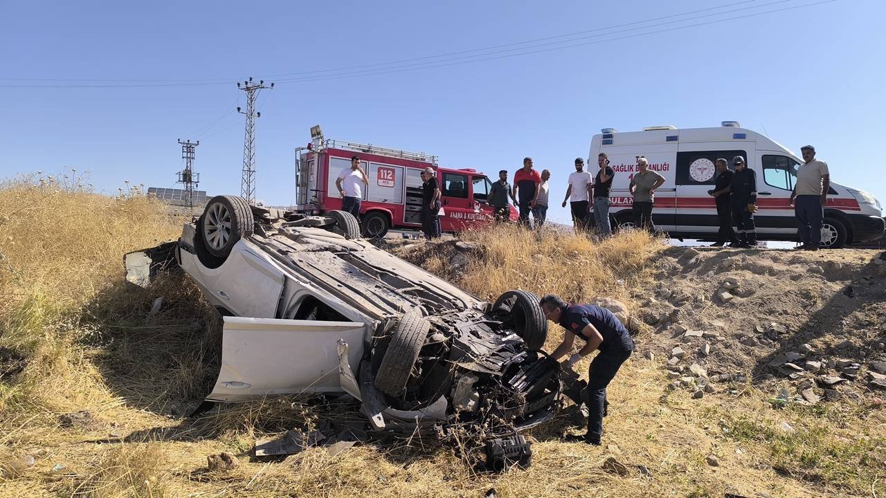 Mardin’de otomobil şarampole devrildi