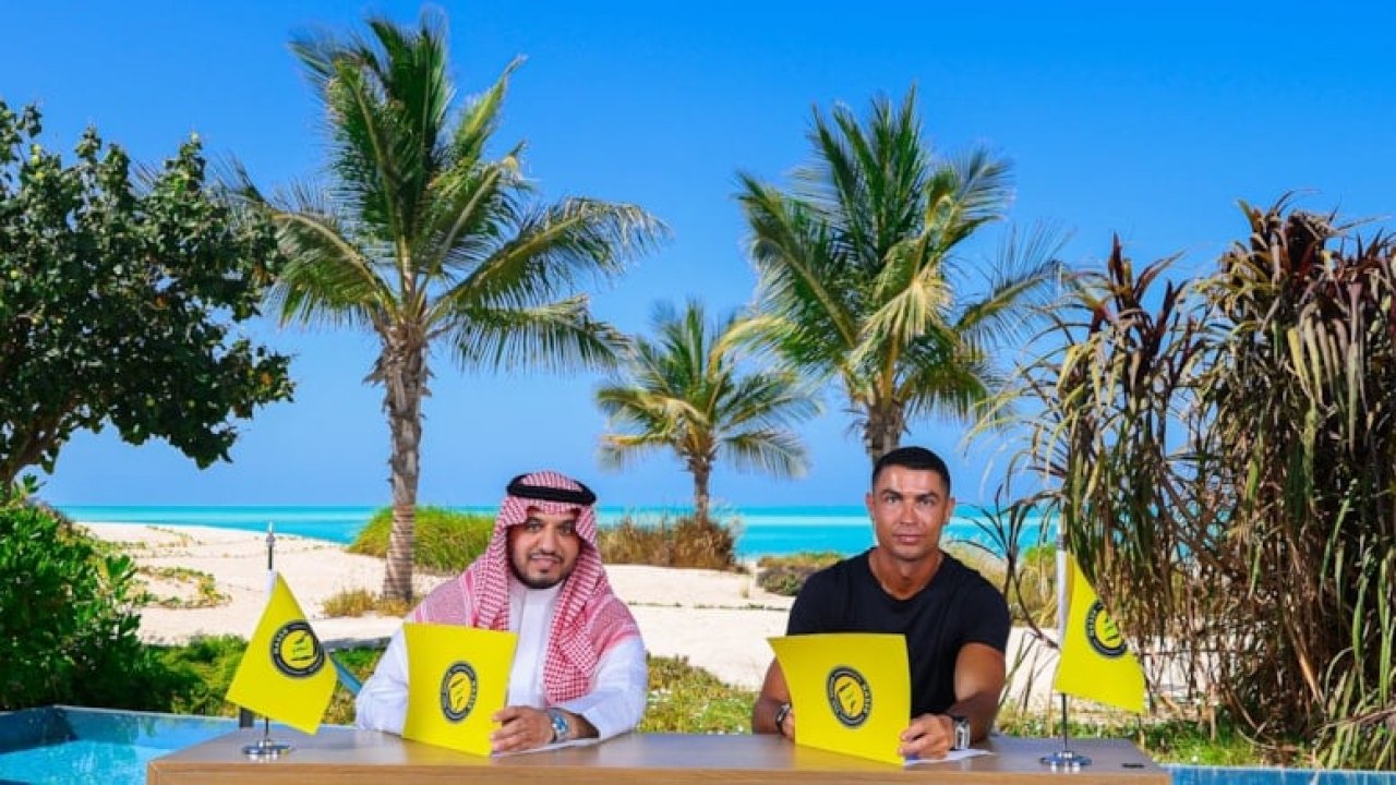 Ronaldo'dan Al Nassr'a resmi imza